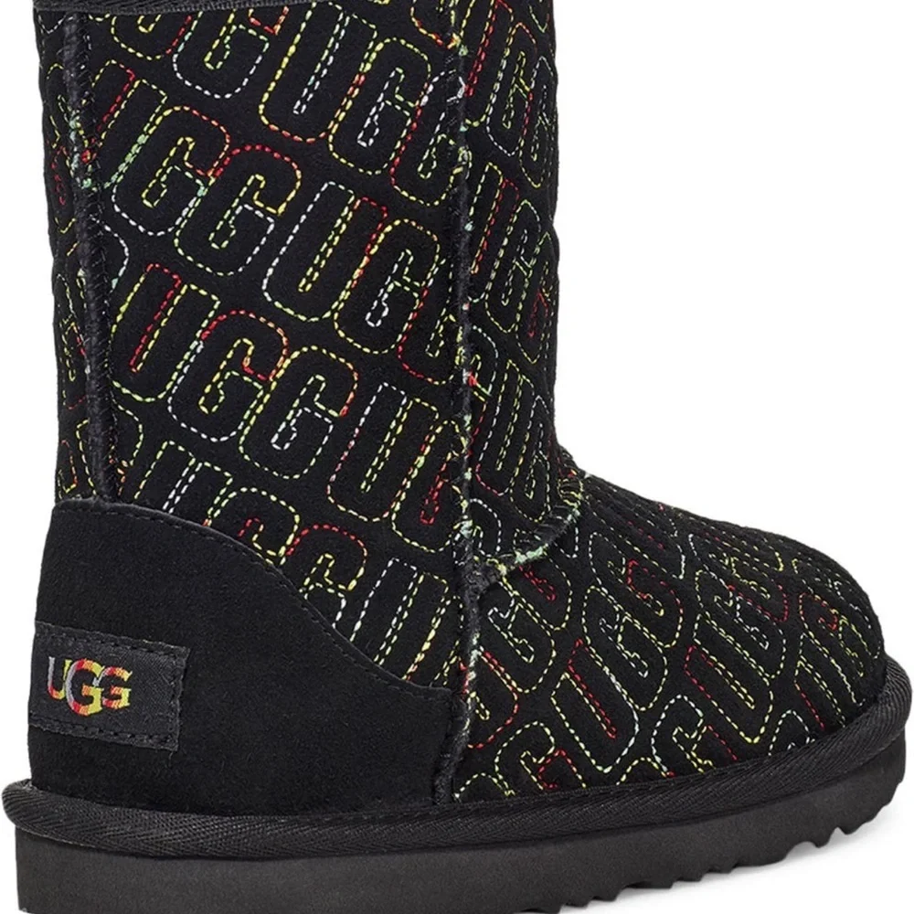 UGG kids Classic II graphic Short Boots new in box 3M